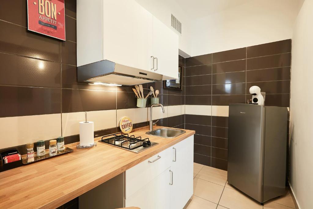 Cucina o angolo cottura di Vicky's Luxury Guesthouse by NapoliApartments