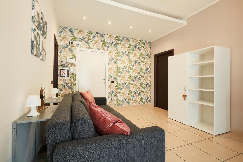 un soggiorno con divano blu e porta di Vicky's Luxury Guesthouse by NapoliApartments a Napoli