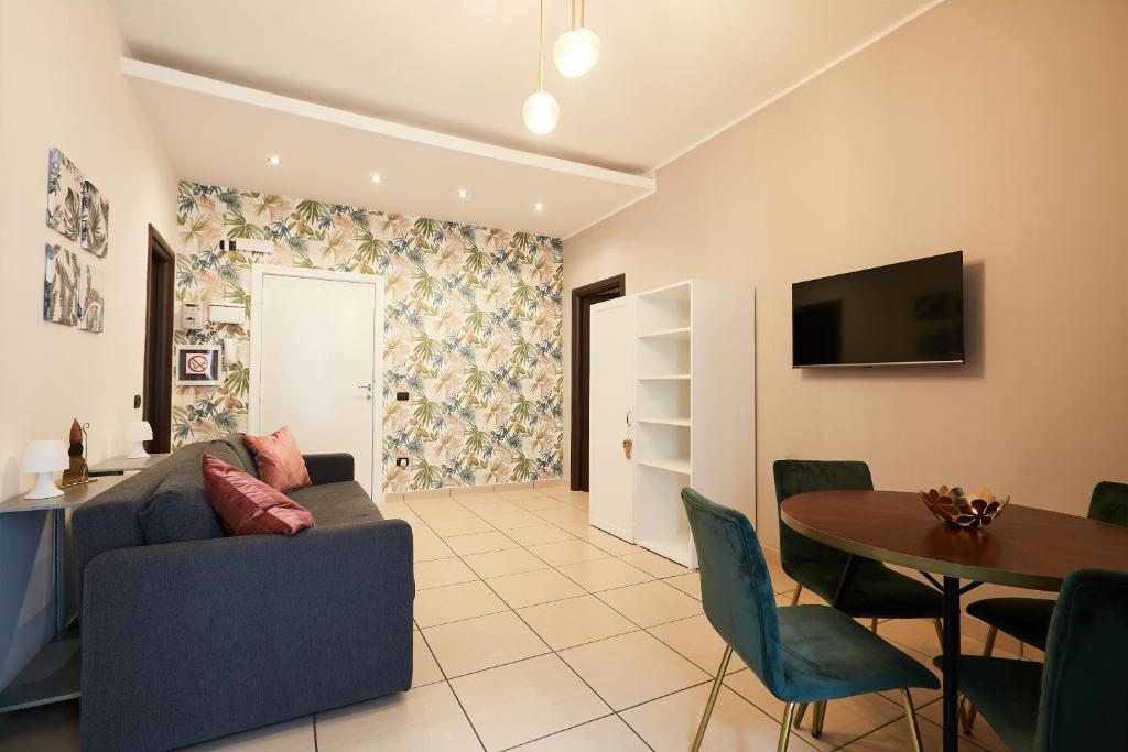 un soggiorno con un divano e un tavolo di Vicky's Luxury Guesthouse by NapoliApartments a Napoli