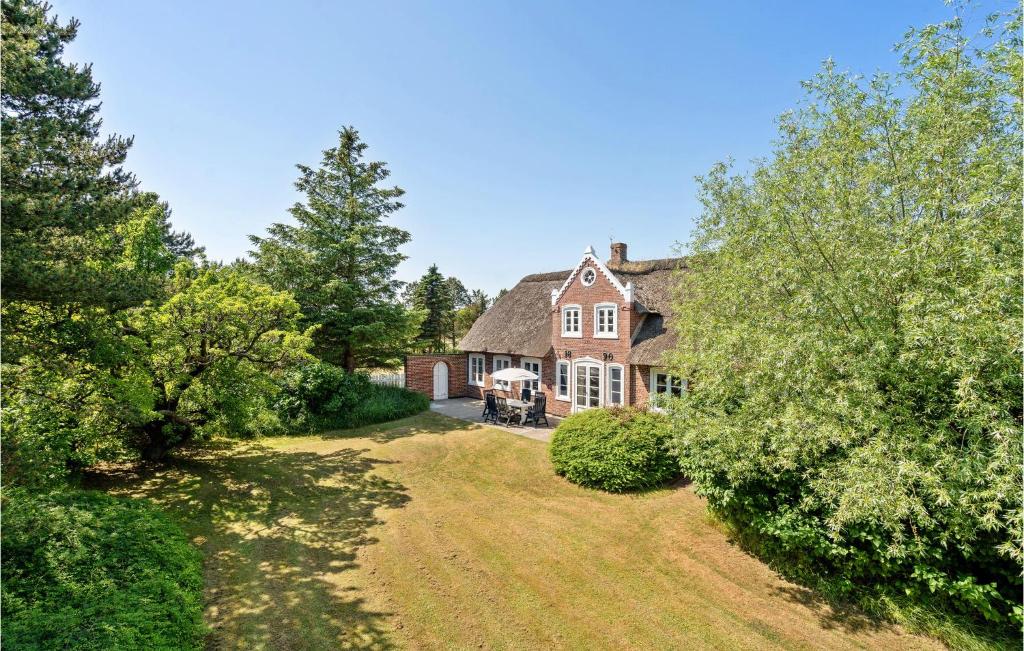 una vista aerea di una casa con cortile di Pet Friendly Home In Rømø With Kitchen a Kongsmark