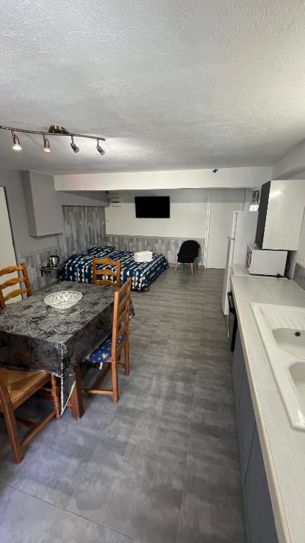 Kuchyň nebo kuchyňský kout v ubytování chambres d'hôtes en rez de villa avec piscine