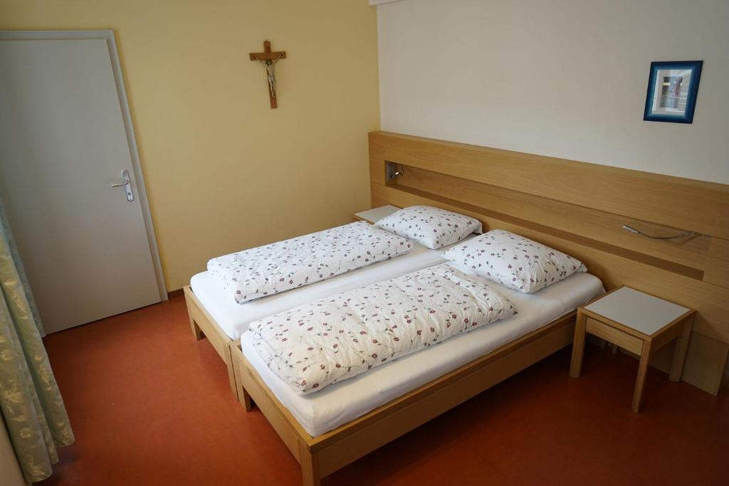 Postel nebo postele na pokoji v ubytování Priesterseminar Brixen