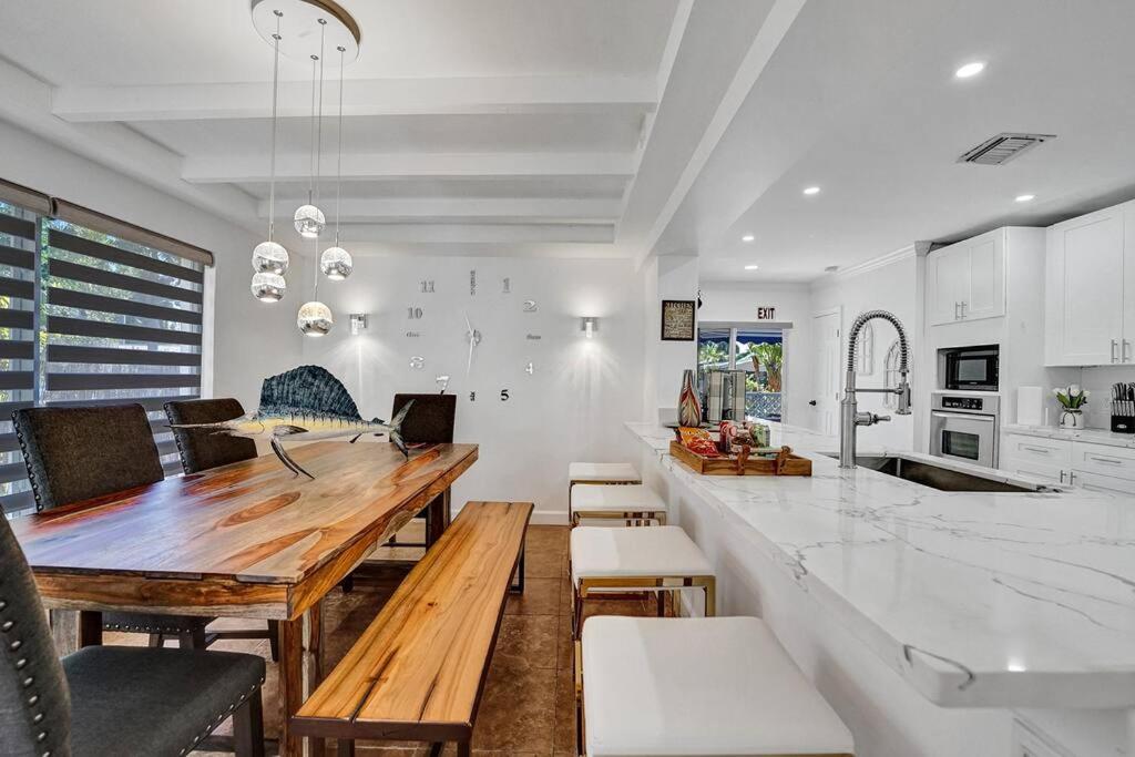 Una cocina con una mesa de madera y una encimera. en Beautiful Tropical Vacation House close to Beach, en Hollywood