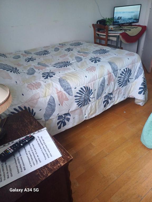 Postel nebo postele na pokoji v ubytování Beauvais chambre 1
