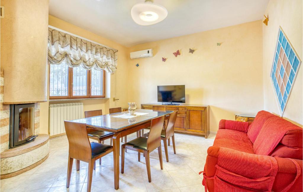 Telewizja i/lub zestaw kina domowego w obiekcie Cozy Home In Grottaglie With Kitchen