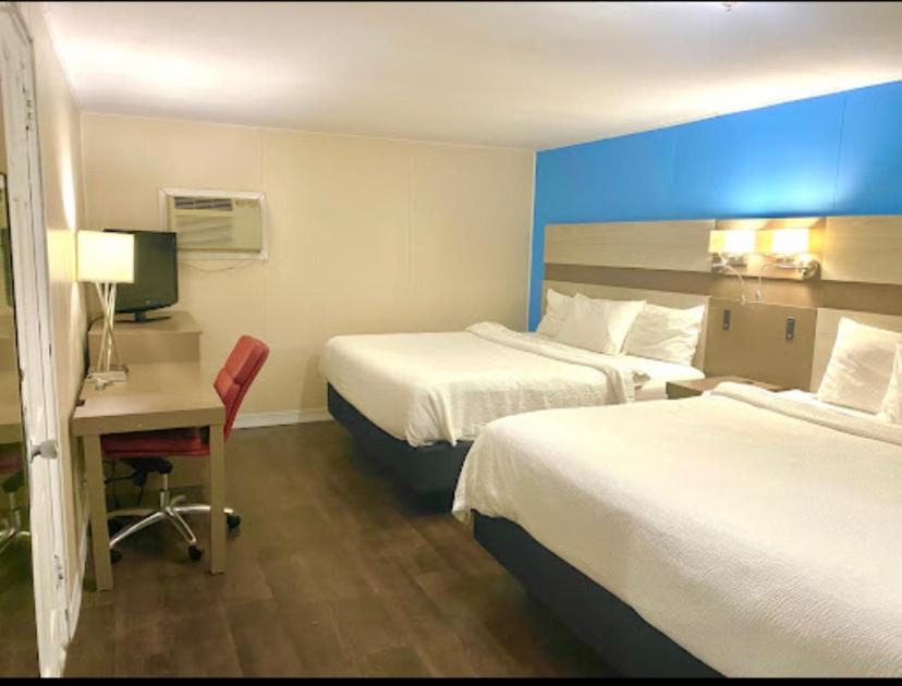 Ένα ή περισσότερα κρεβάτια σε δωμάτιο στο Turbeville Inn & Suites-I95
