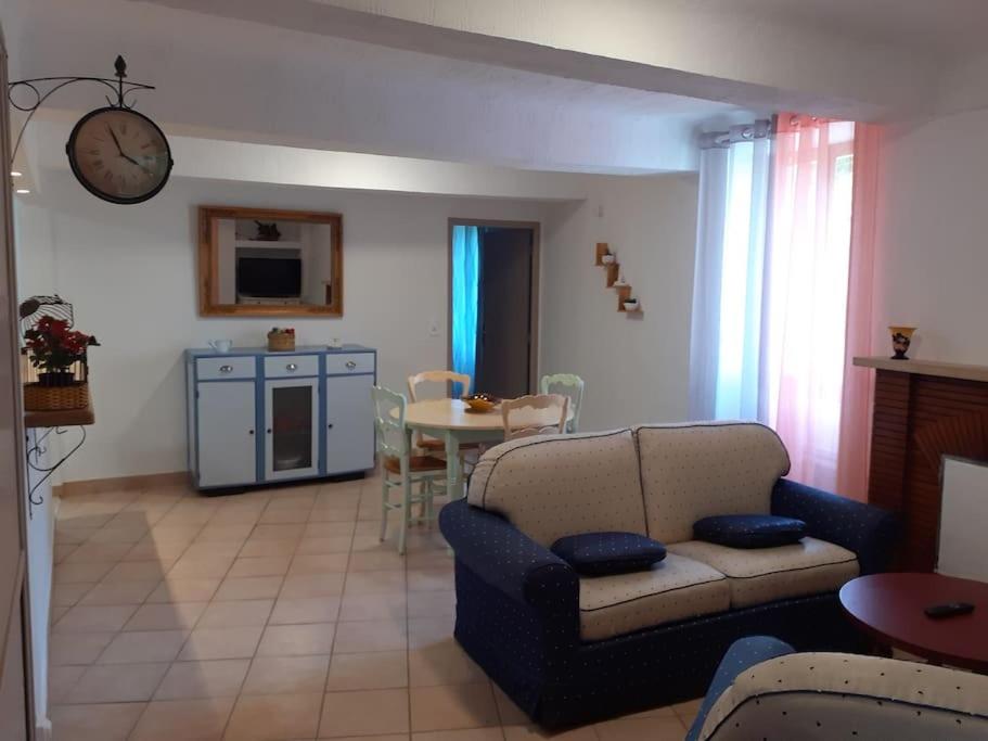 Kuchyň nebo kuchyňský kout v ubytování F2 de caractère dans un hameau typique provençal