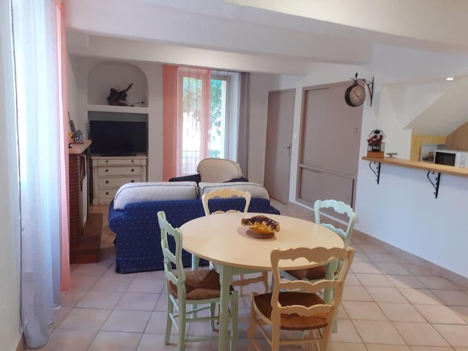 Kuchyň nebo kuchyňský kout v ubytování F2 de caractère dans un hameau typique provençal
