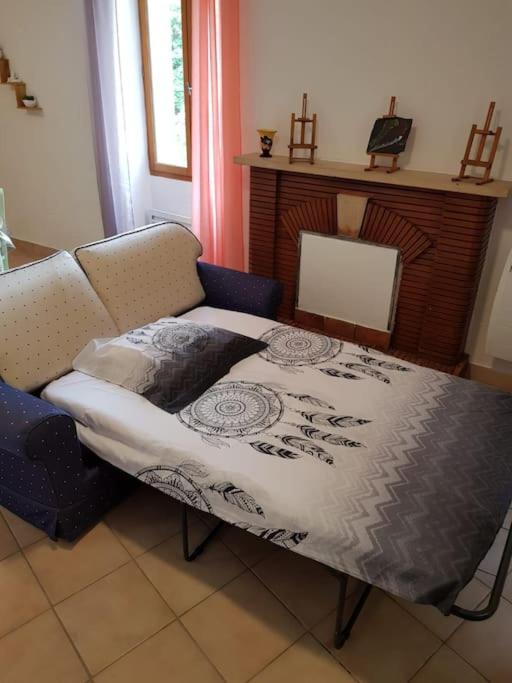 Postel nebo postele na pokoji v ubytování F2 de caractère dans un hameau typique provençal