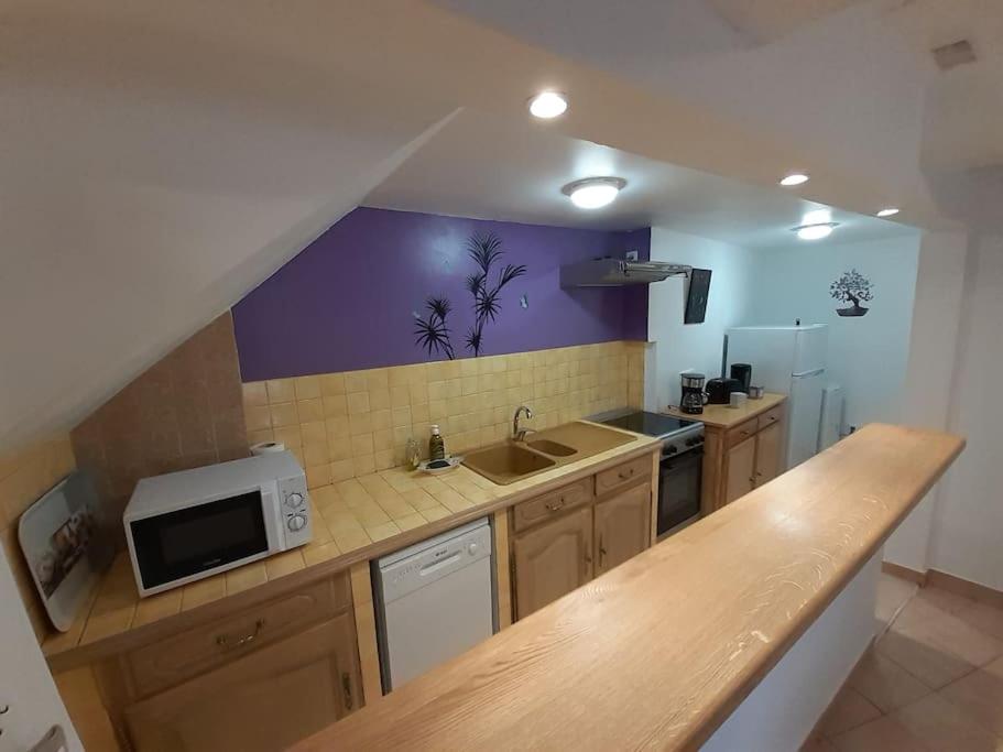 Kuchyň nebo kuchyňský kout v ubytování F2 de caractère dans un hameau typique provençal