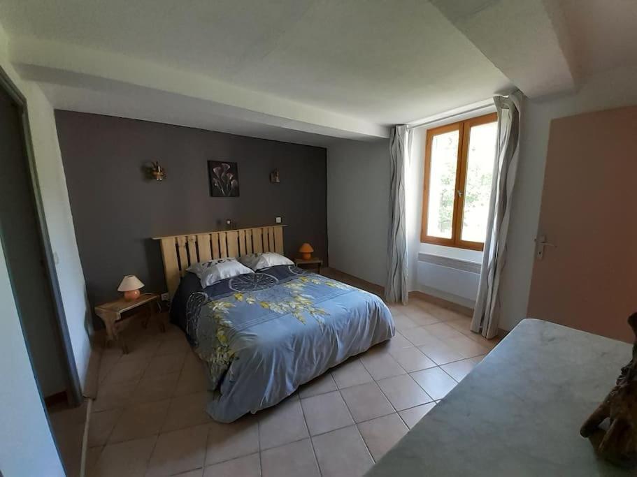 Postel nebo postele na pokoji v ubytování F2 de caractère dans un hameau typique provençal