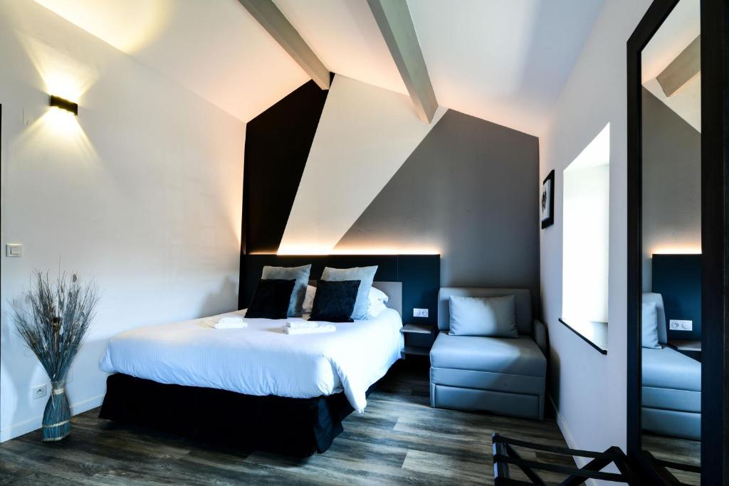 Postel nebo postele na pokoji v ubytování Logis L'Auberge de Larressingle