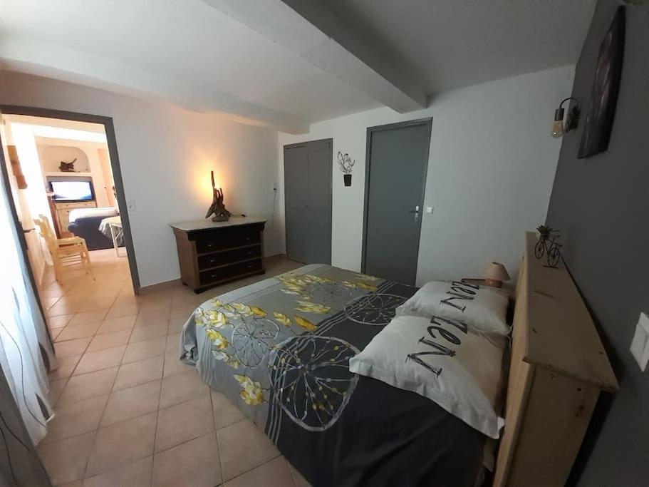 Postel nebo postele na pokoji v ubytování F2 de caractère dans un hameau typique provençal