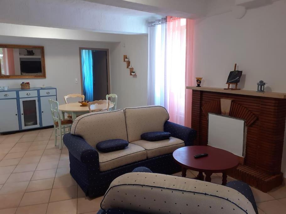Kuchyň nebo kuchyňský kout v ubytování F2 de caractère dans un hameau typique provençal