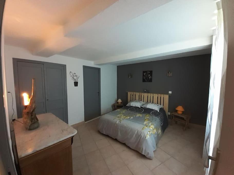 Postel nebo postele na pokoji v ubytování F2 de caractère dans un hameau typique provençal