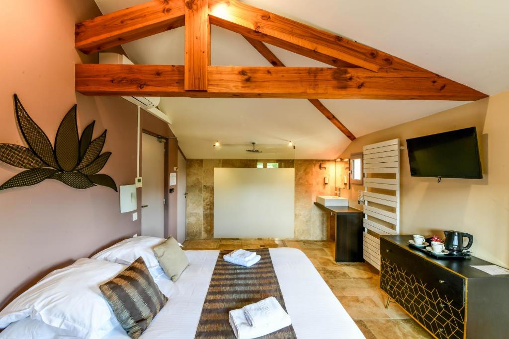 Kuchyň nebo kuchyňský kout v ubytování Logis L'Auberge de Larressingle