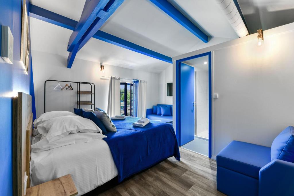 Postel nebo postele na pokoji v ubytování Logis L'Auberge de Larressingle