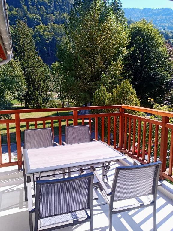 - une table et des chaises sur une terrasse avec vue dans l'établissement Apartment In Allemont, à Allemont