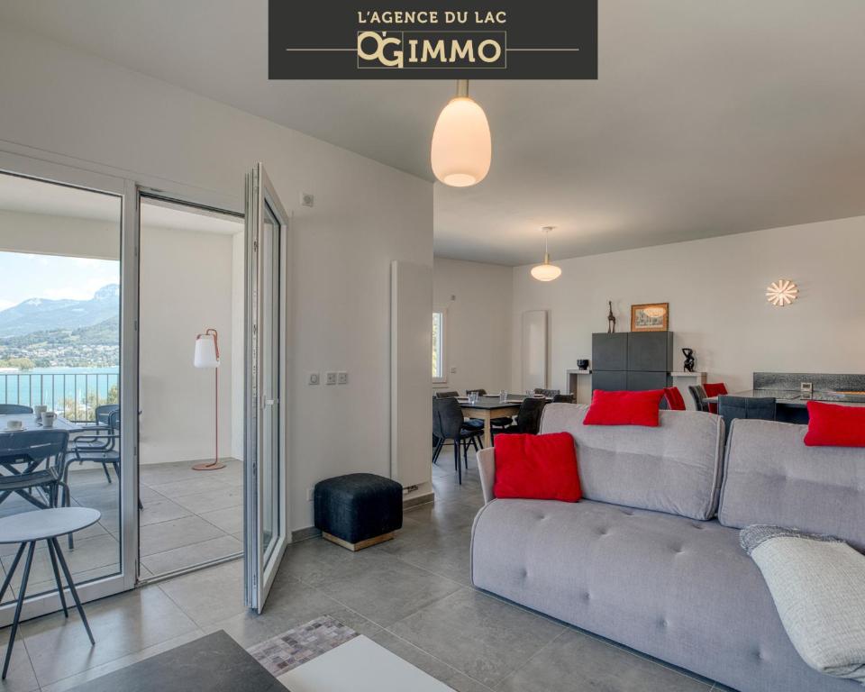 un salon avec un canapé et une salle à manger dans l'établissement View point Les tresums - OG IMMO, à Annecy