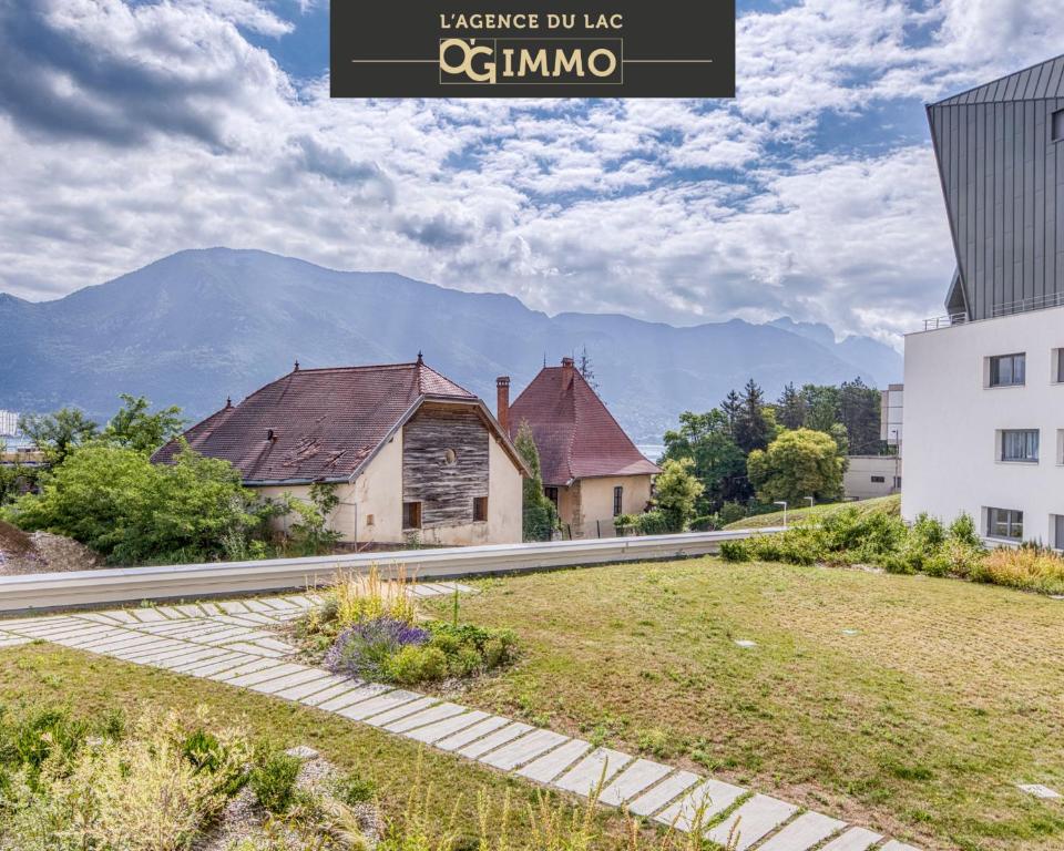 - une vue sur une maison avec des montagnes en arrière-plan dans l'établissement View Point beach, à Annecy