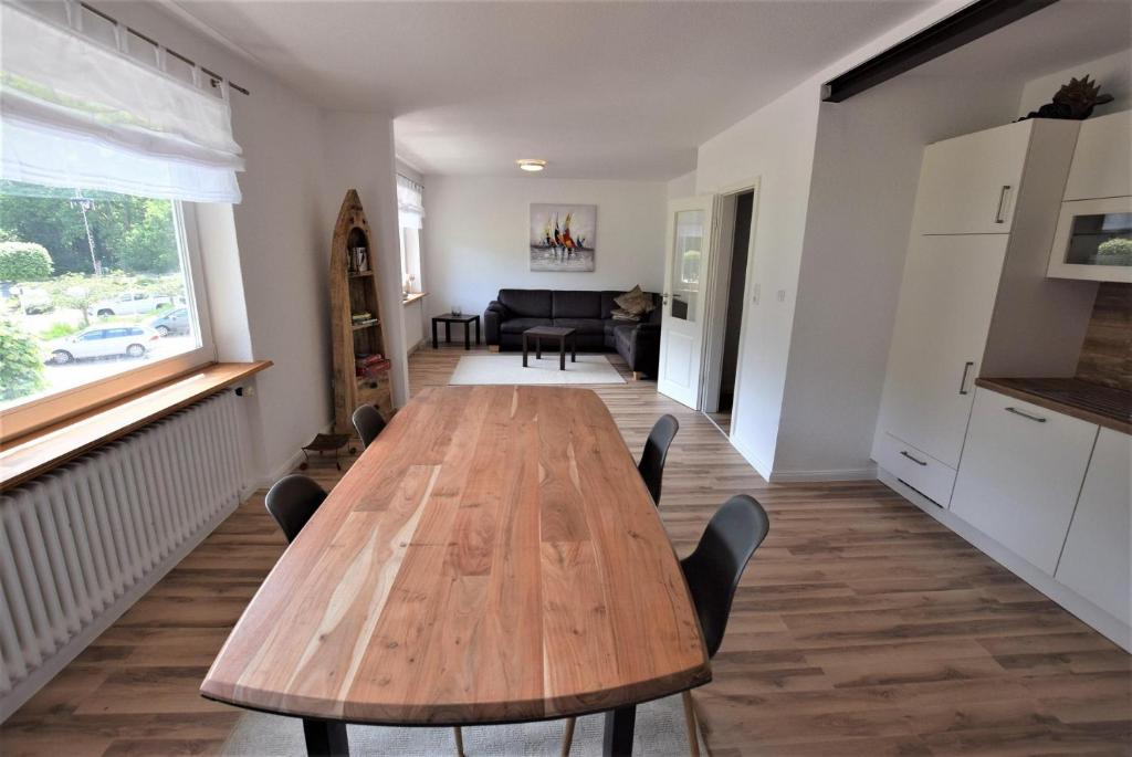 ホーヴァハトにあるFerienwohnung Alexandraの木製のテーブルとソファのあるリビングルーム