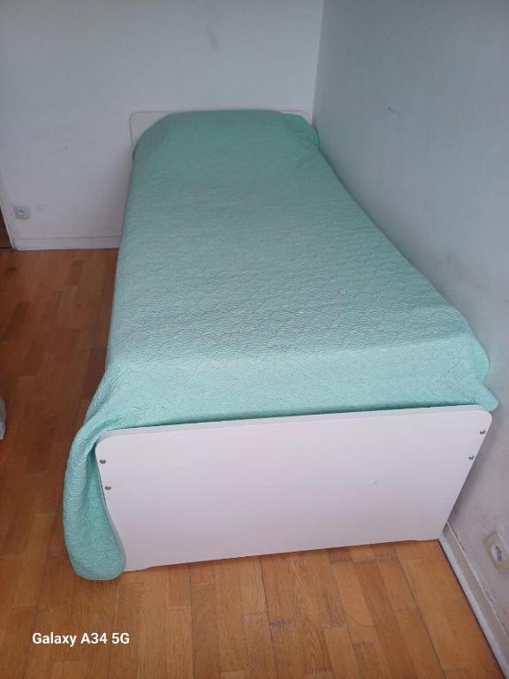 Postel nebo postele na pokoji v ubytování Beauvais chambre 1