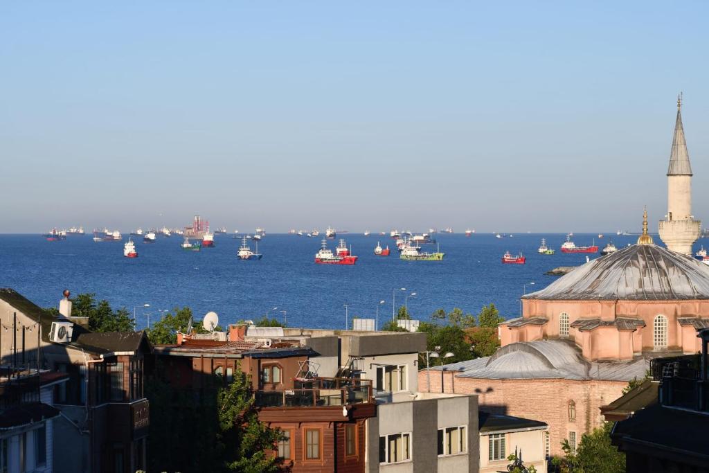 Una vista de una ciudad con barcos en el agua. en Modena Hotel, en Estambul