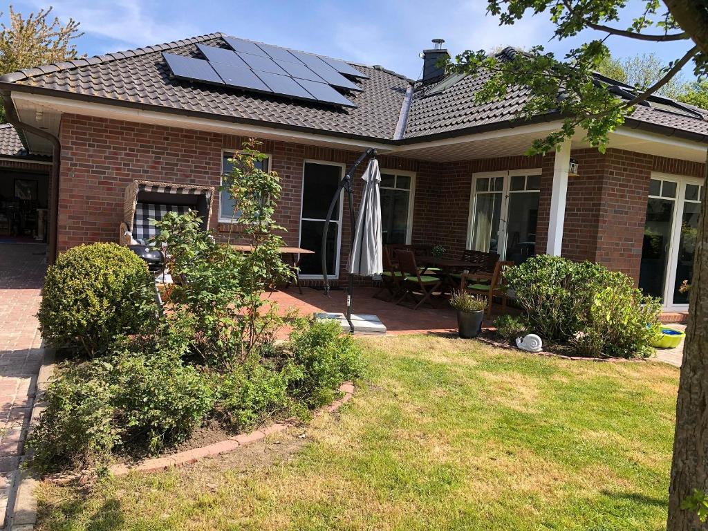 a house with solar panels on the roof at Ferienhaus MEERzeit in Hohwacht