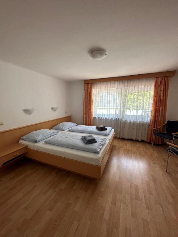 Postel nebo postele na pokoji v ubytování Frühstückspension Monika, B&B in Kaprun including SUMMERCARD