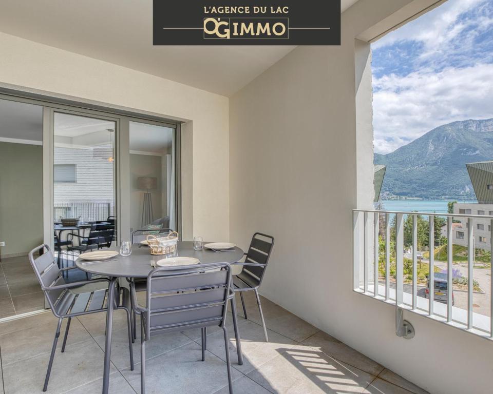 une salle à manger avec une table et des chaises et un balcon dans l'établissement View Point Lac d Annecy, à Annecy