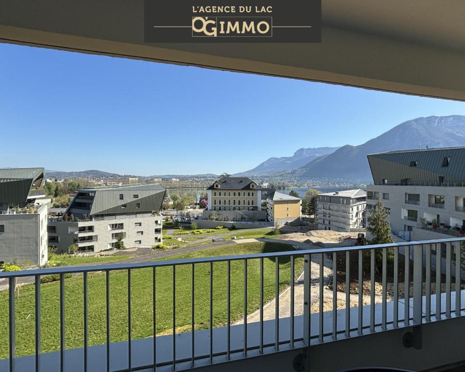 - une vue depuis le balcon de l'immeuble dans l'établissement View Point Imperial lake, à Annecy