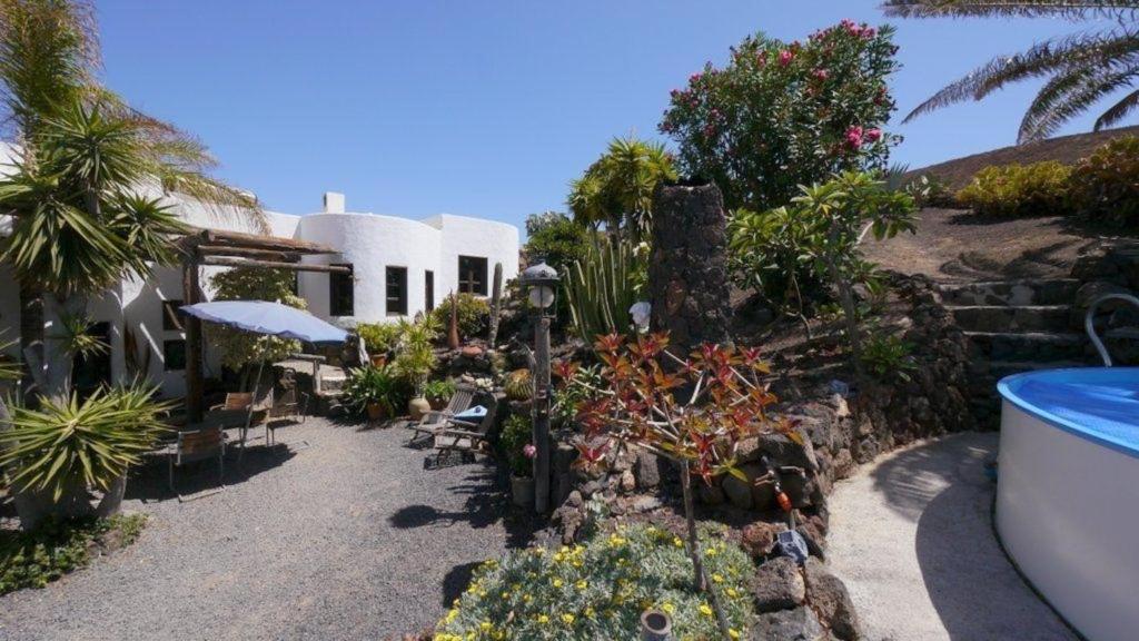 Vonkajšia záhrada v ubytovaní Ferienhaus in Guatiza mit Gemeinsamem Pool