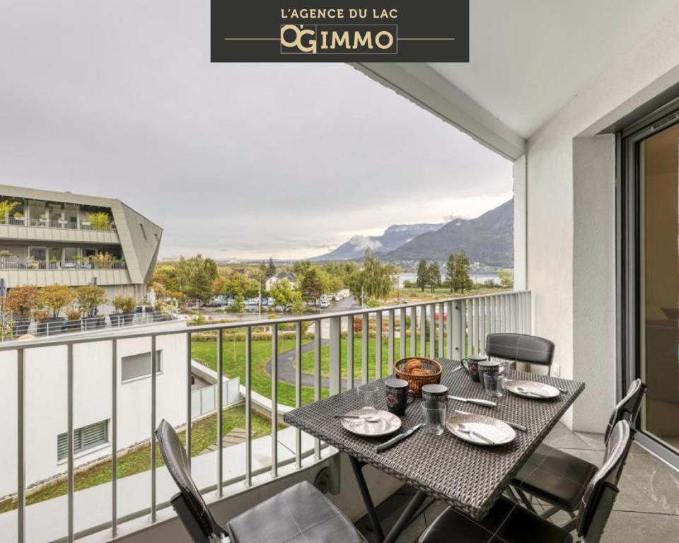 une table et des chaises sur un balcon avec vue dans l'établissement View Point Tresumvibes - OG IMMO, à Annecy