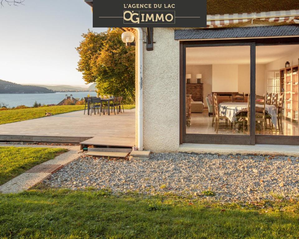une maison avec une porte en verre et une terrasse dans l'établissement Villa Montpellaz, à Veyrier-du-Lac