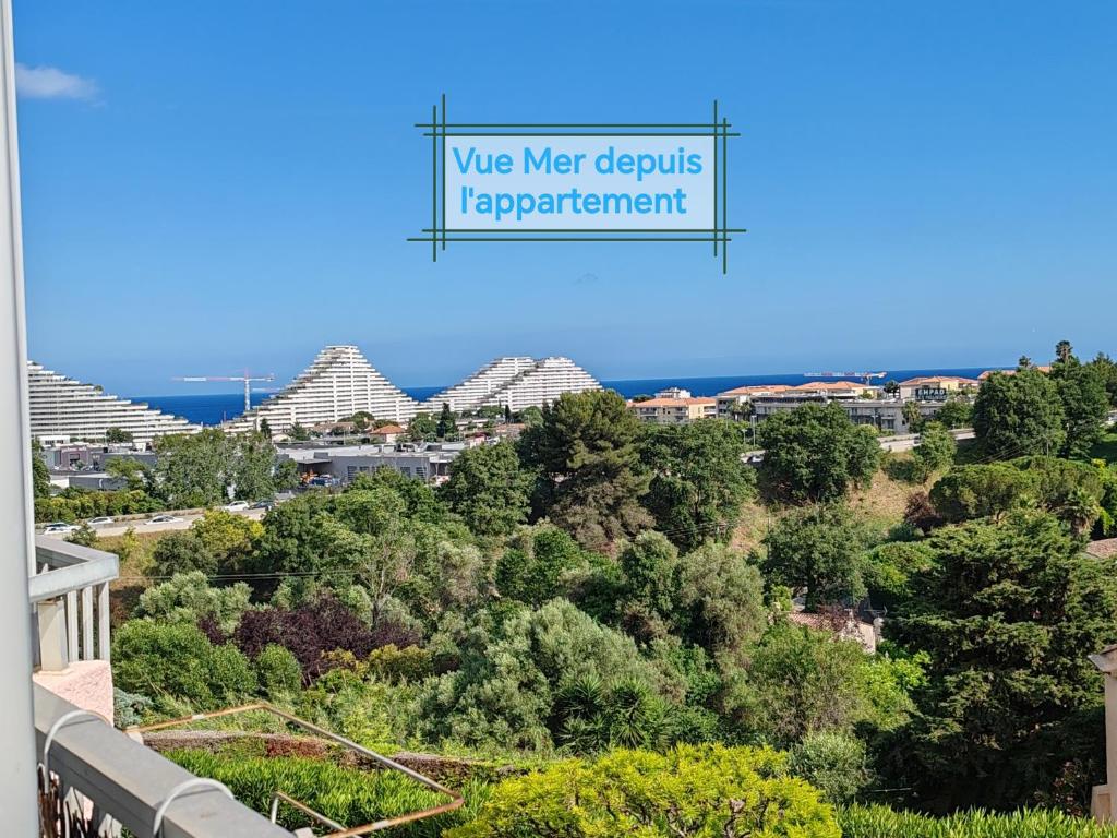 Vue d'une ville avec des bâtiments en arrière-plan dans l'établissement Baie D'Azur Vue Mer Piscine Parking, à Villeneuve-Loubet