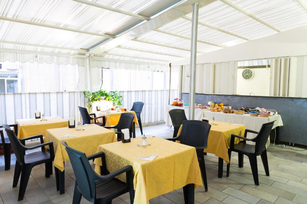 Reštaurácia alebo iné gastronomické zariadenie v ubytovaní Napoli Suite