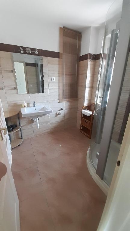 Kúpeľňa v ubytovaní Mary Apartmanház Hévíz