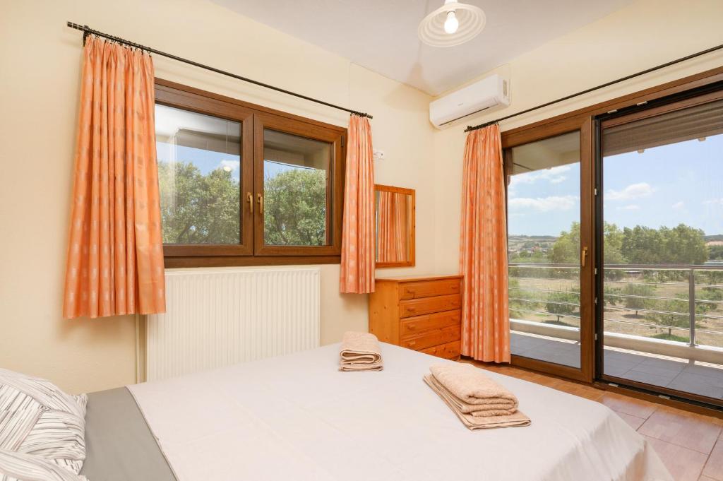 Postel nebo postele na pokoji v ubytování Tasos Apartment