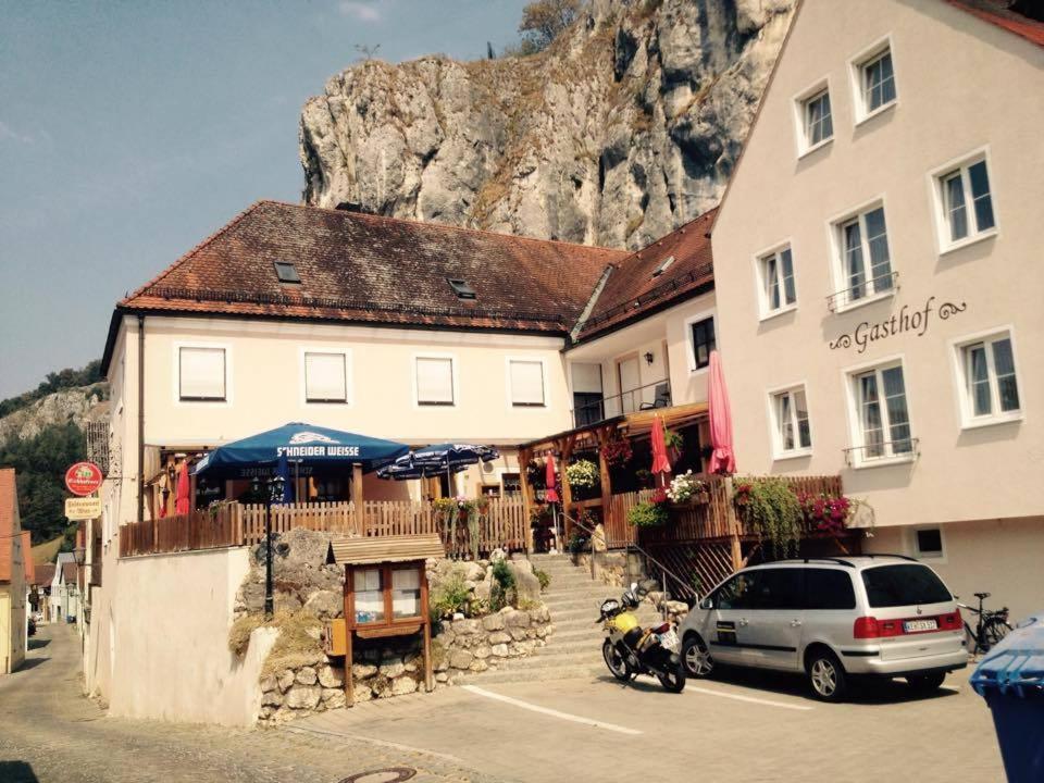 a car parked in front of a building with a mountain at Gasthaus Felsenwastl in Essing