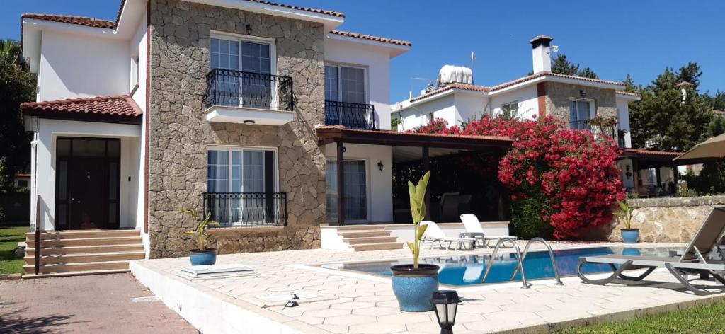 Πισίνα στο ή κοντά στο Hillside Villa with Sea Views