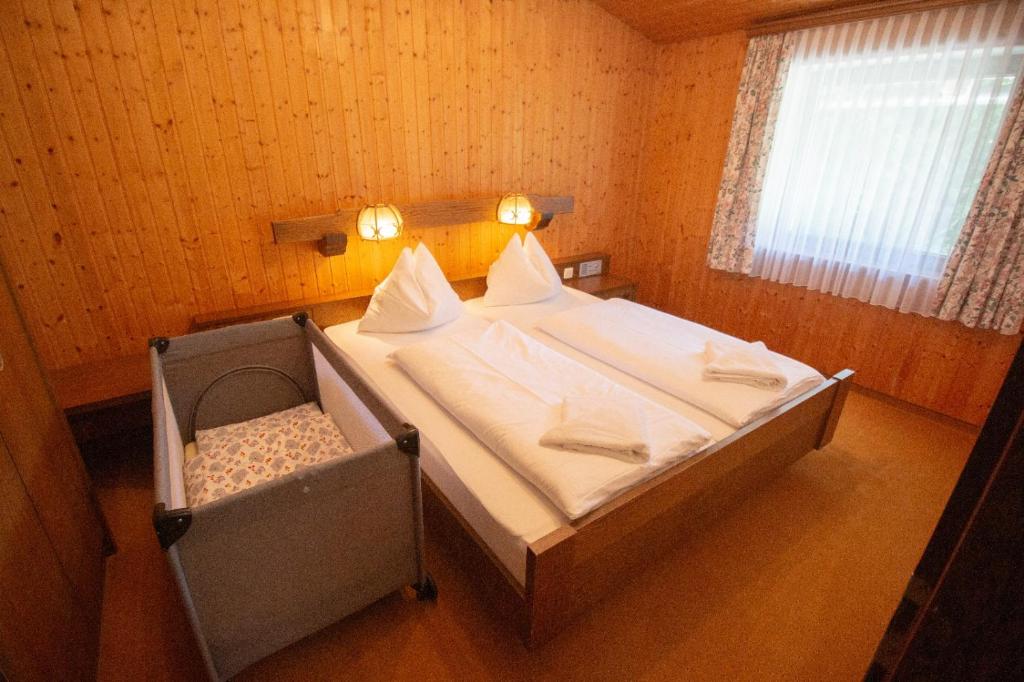 Postel nebo postele na pokoji v ubytování Sporthotel Flachauwinkl