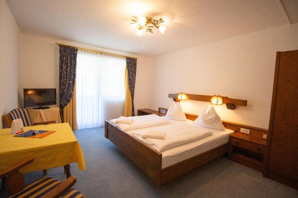 Postel nebo postele na pokoji v ubytování Sporthotel Flachauwinkl