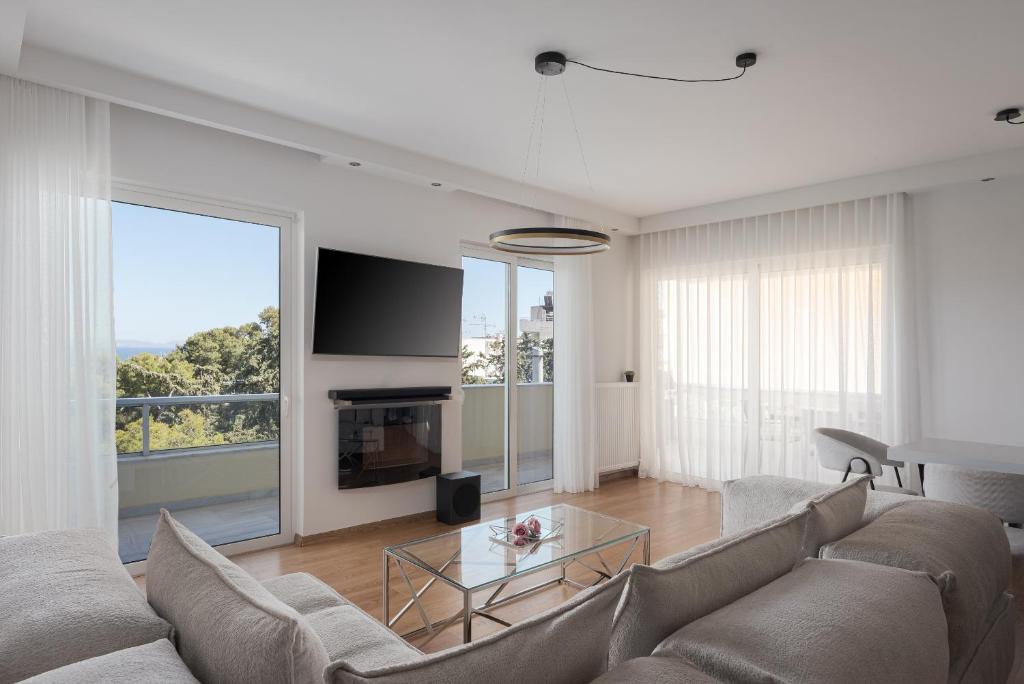 TV a/nebo společenská místnost v ubytování Athenian Riviera Sea View Penthouse