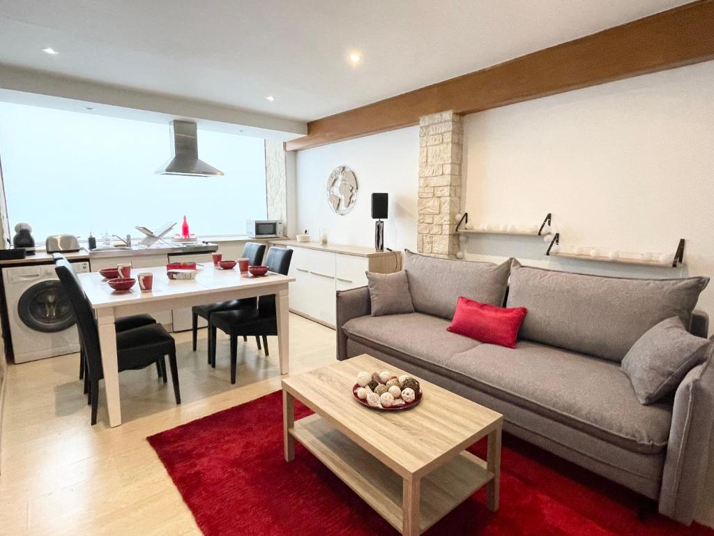 un salon avec un canapé et une table dans l'établissement Appartement cosy proche Paris, à Alfortville