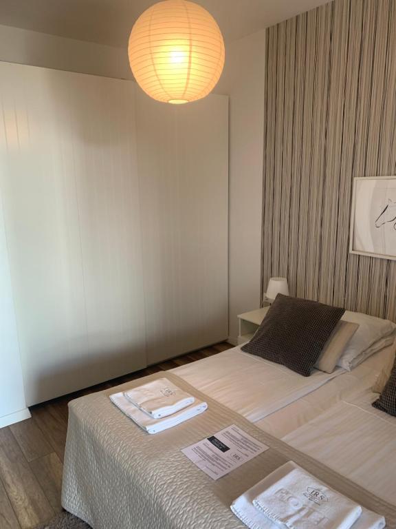 Posteľ alebo postele v izbe v ubytovaní IRS ROYAL APARTMENTS Apartamenty IRS Nadmorski Dwór
