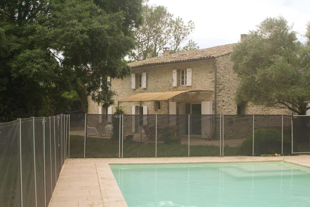 une maison avec une clôture et une piscine dans l'établissement Le Moulin, avec parc, piscine, au cœur du village, à Villegly