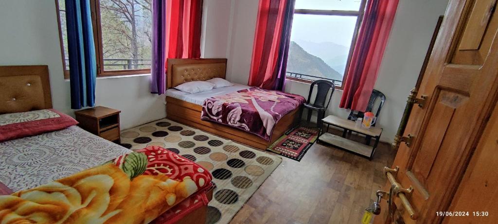 a small room with a bed and a window at Bhandari Cottages in Dhanaulti
