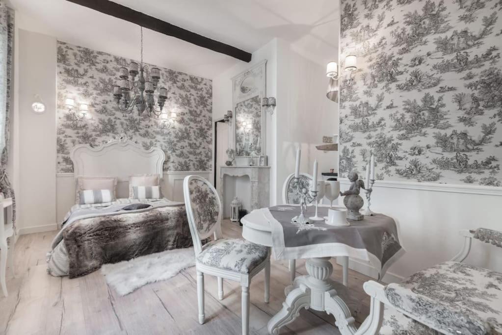 une chambre avec un lit, une table et des chaises dans l'établissement A 2 pas de la Tour Eiffel, à Paris