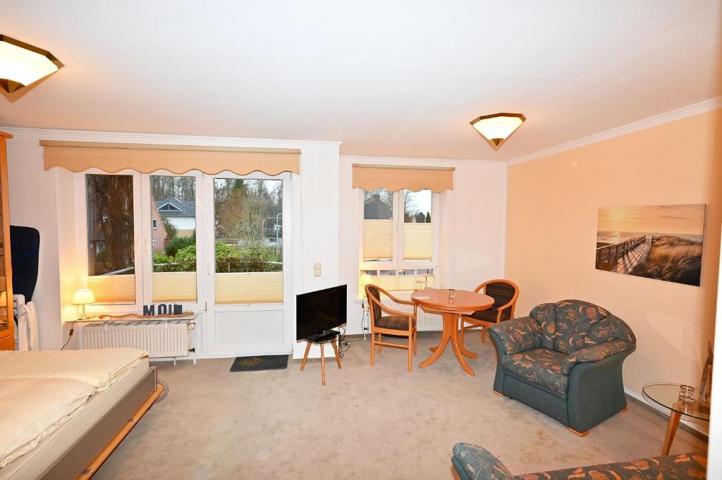 um quarto com uma cama, uma mesa e cadeiras em Ferienwohnung Ilka WE 14 em Hohwacht