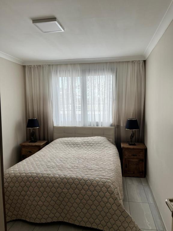 Un dormitorio con una cama y dos mesitas de noche con lámparas. en Bi ' Masa Culinary Farm, en Urla